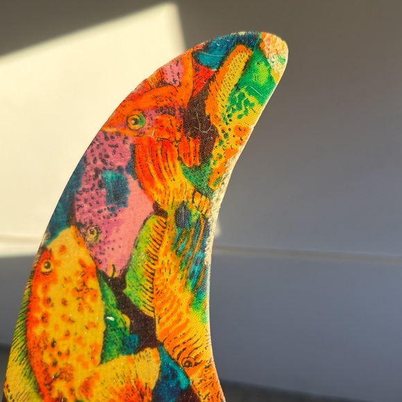 Colorful Surfboard Single Fin with Fish Design. 6 inches - Picture 3 of 5